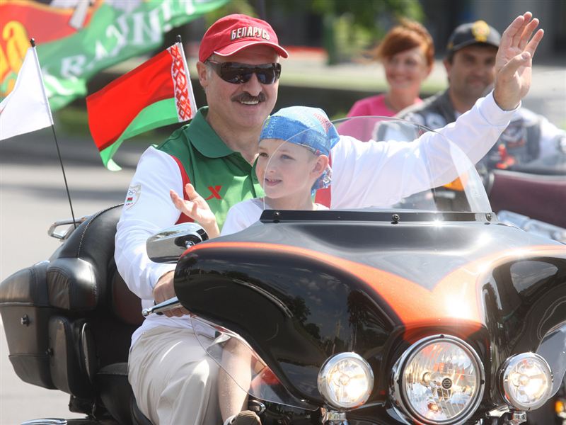 Лукашенко отправил сына в село (фото 2)