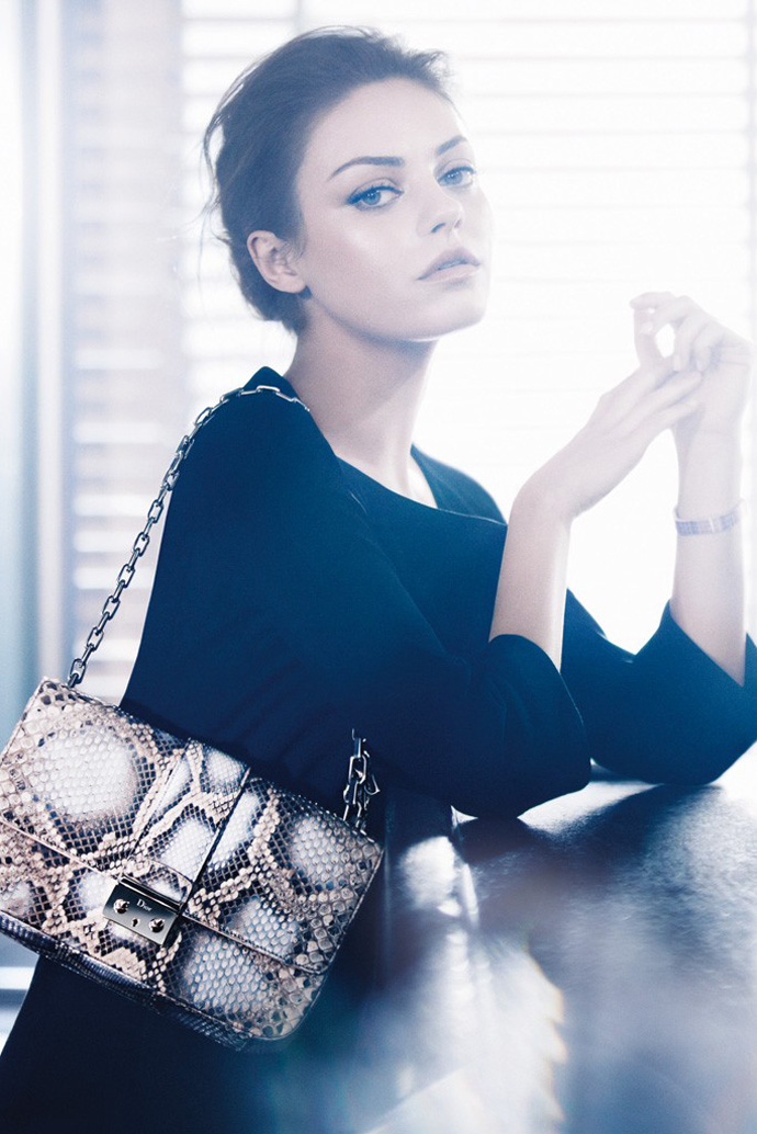 Мила Кунис в рекламе сумок Miss Dior (фото 1)