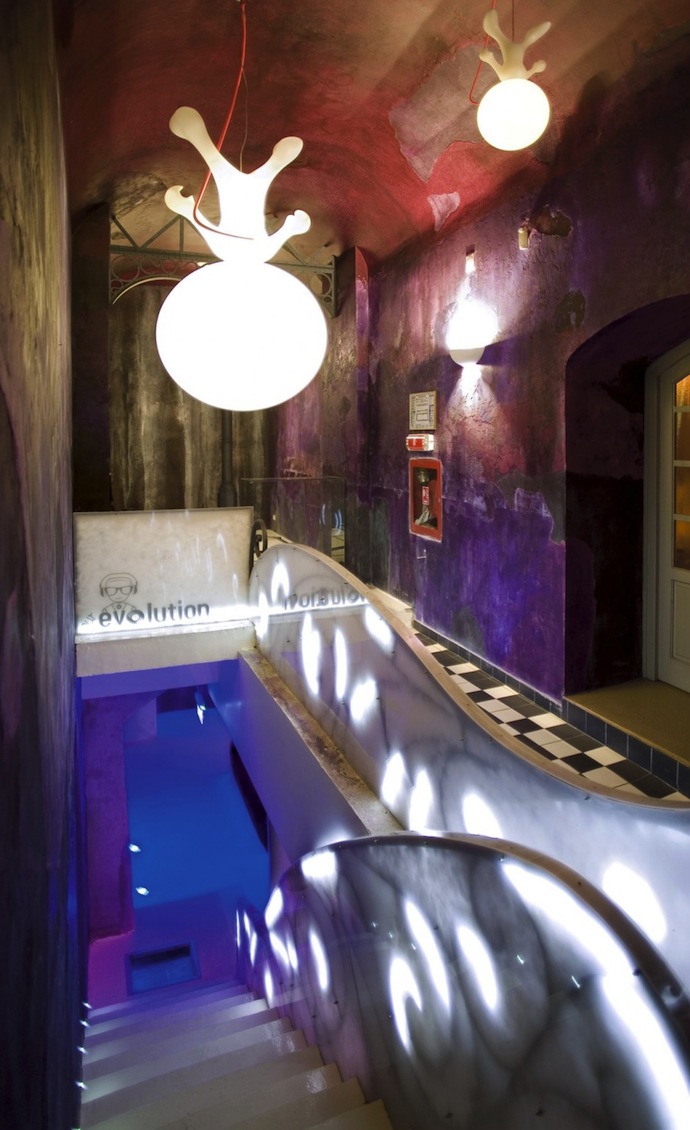 Необычный бар в Бухаресте (фото 3)