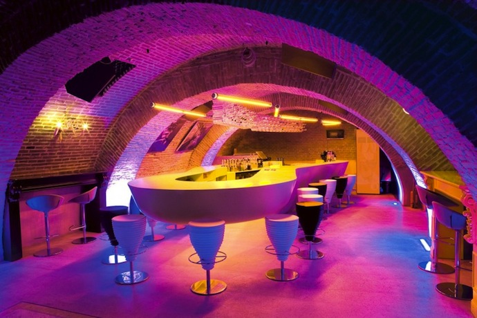 Необычный бар в Бухаресте (фото 1)