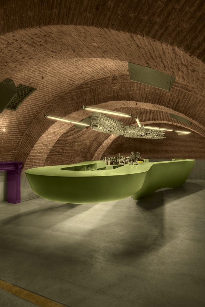 Необычный бар в Бухаресте (фото 5)