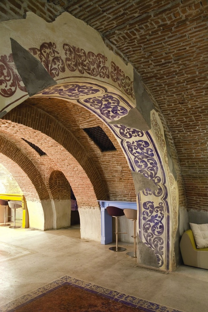 Необычный бар в Бухаресте (фото 7)