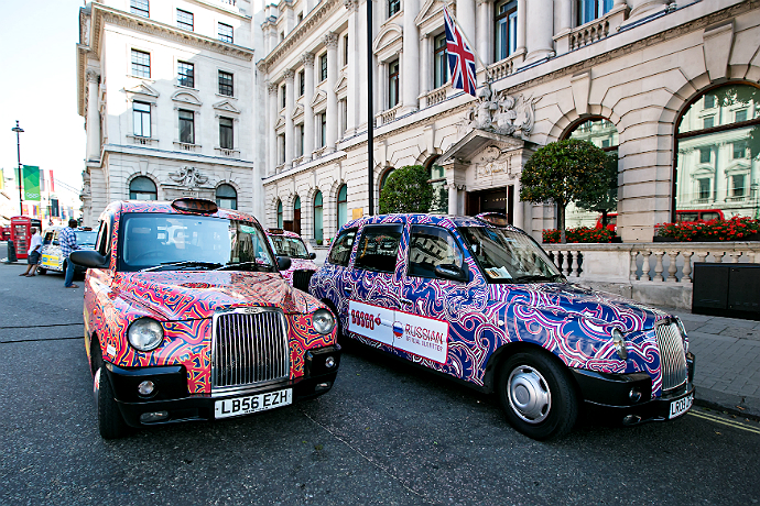 Олимпийские кольца на английском газоне (фото 2)