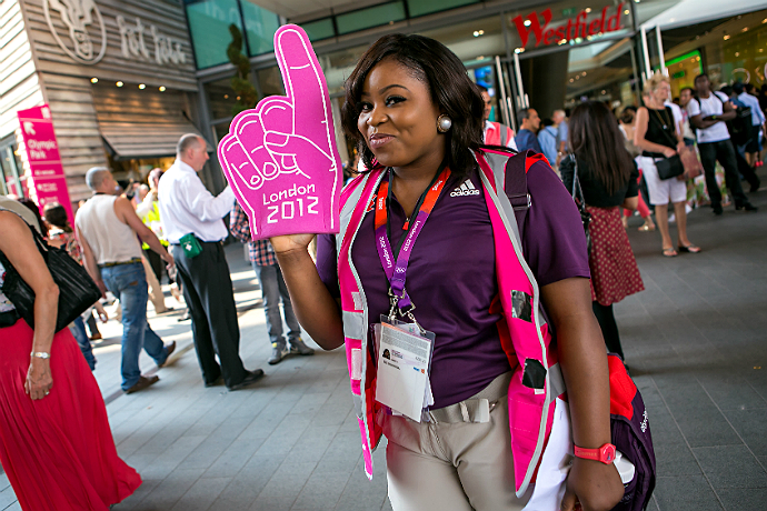 Олимпийские кольца на английском газоне (фото 6)