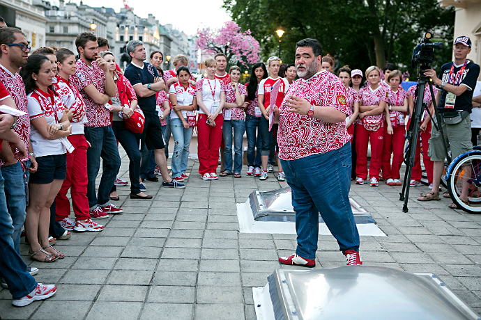Олимпийские кольца на английском газоне (фото 10)