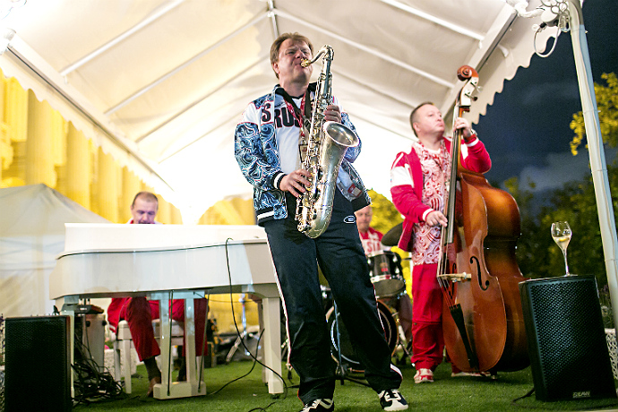 С широко раскрытым флагом (фото 11)