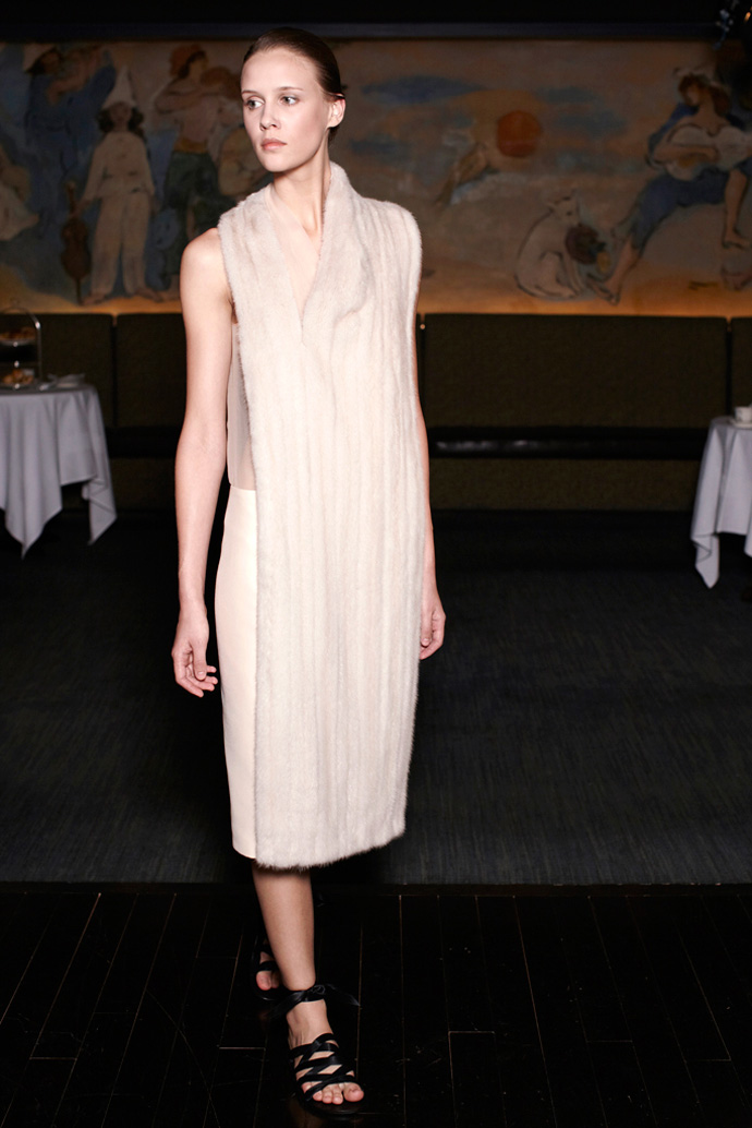 Вещь в себе: меховой передник The Row (фото 1)