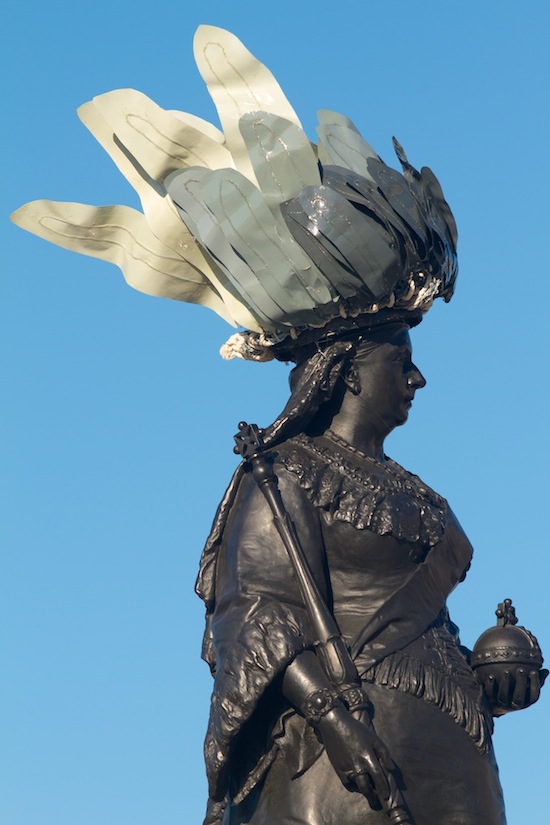 Британские статуи примерили шляпки (фото 5)