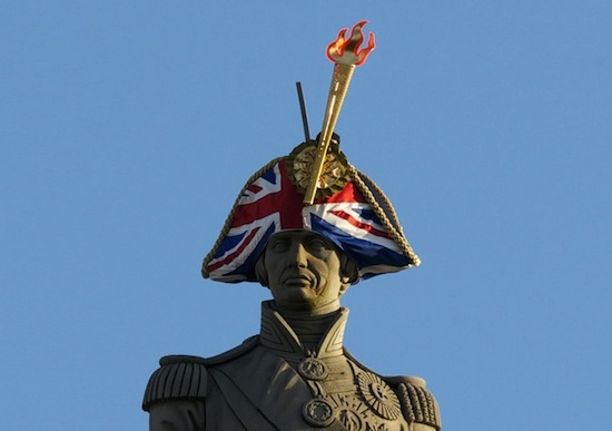 Британские статуи примерили шляпки (фото 2)