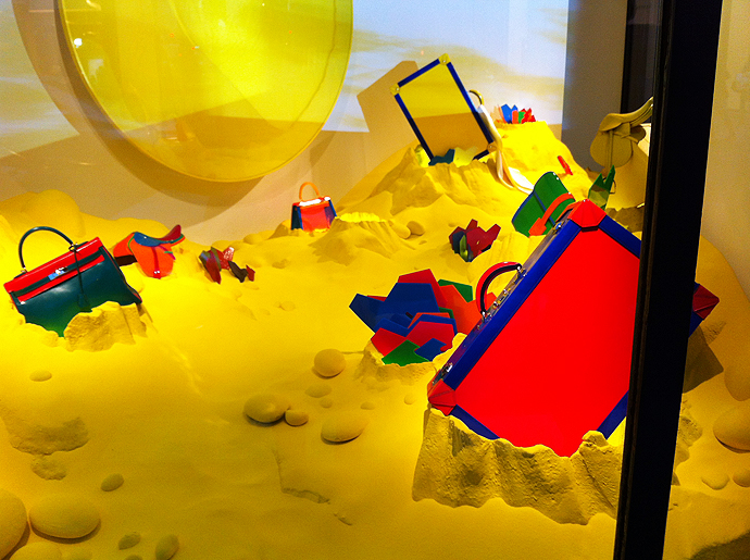 Лучшие витрины мира: Hermes на Сен-Оноре (фото 17)