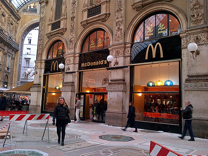 Столкновение интересов McDonald's и Prada (фото 1)