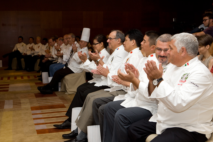 Кто накрывает на стол президентам ? (фото 1)