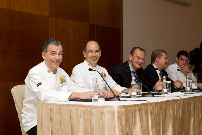 Кто накрывает на стол президентам ? (фото 4)