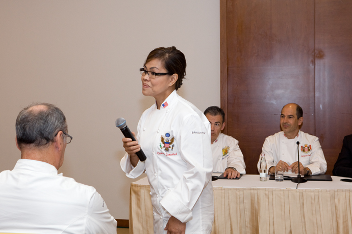 Кто накрывает на стол президентам ? (фото 2)