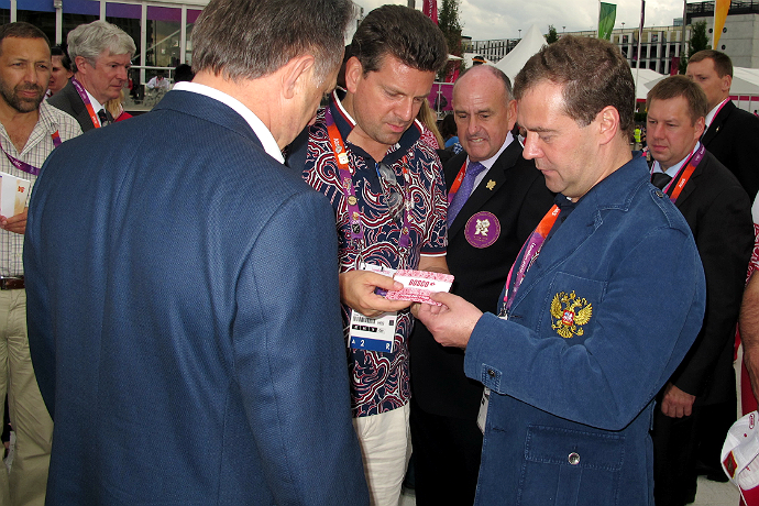 Поцелуй от премьера и захват от Арсена (фото 3)