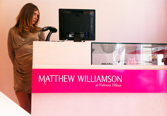 Pop-up-бутик Matthew Williamson в Fidenza Village (фото 12)
