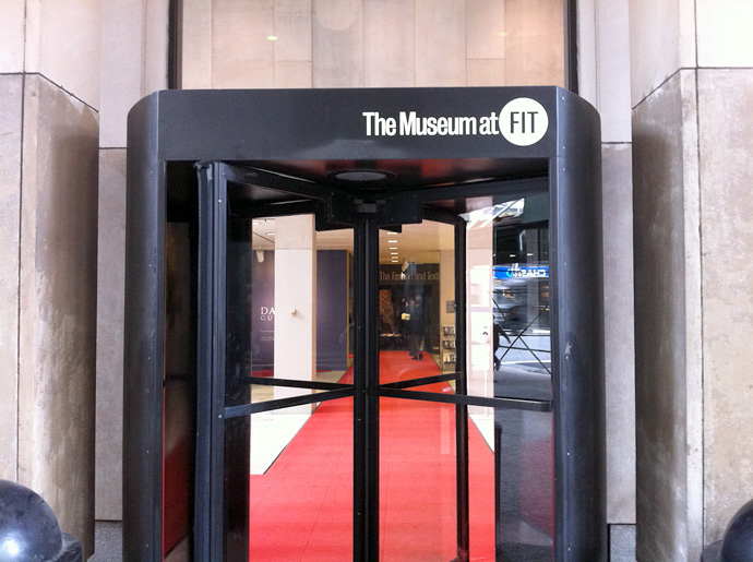 Выставка Дафны Гиннесс в FIT (фото 1)