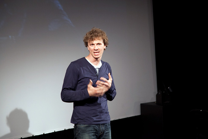 Олег Кулик. Игра на барабанах (фото 2)