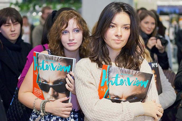 Автограф-сессия Алены Долецкой в "Цветном" (фото 5)