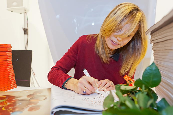 Автограф-сессия Алены Долецкой в "Цветном" (фото 6)