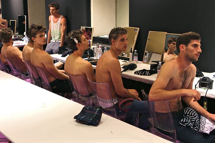 Герман Ларкин за кулисами показа Versace (фото 9)