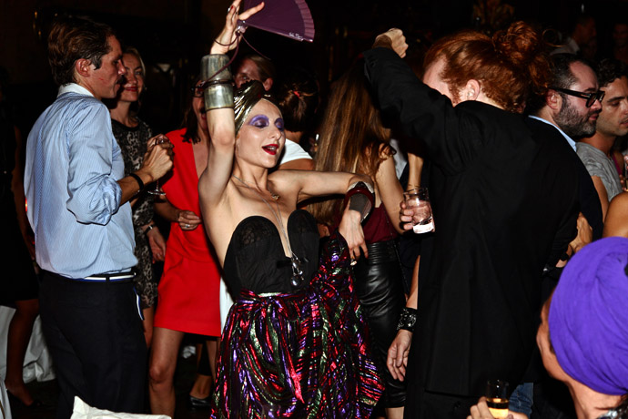 вечеринки знаменитостей закрытые. кто из известных был на вечеринке. девушка на светском вечере. Kim kardashian and kelly osbourne. виктория бекхэм казусы.