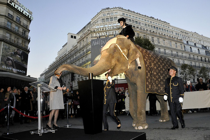 Galeries Lafayette представил рождественские витрины