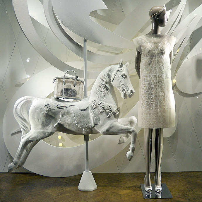 Лучшие витрины мира: карусели Louis Vuitton (фото 2)