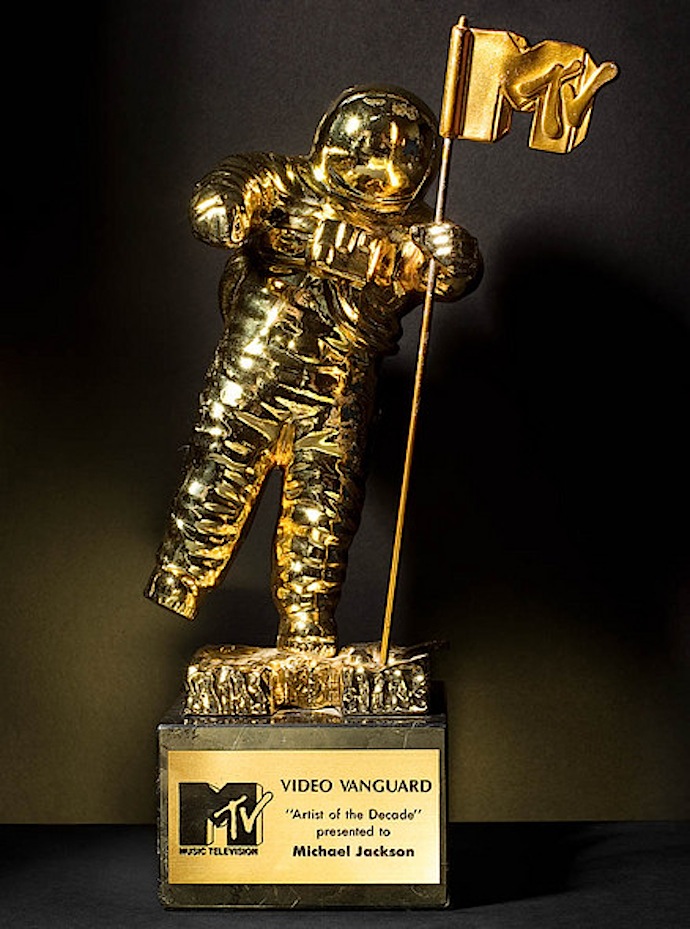 "Победные" фотографии Майкла Джексона (фото 6)