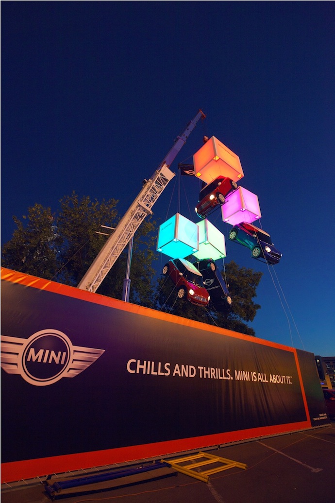 Автомобили MINI парят над Москвой (фото 2)