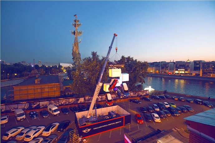 Автомобили MINI парят над Москвой (фото 3)