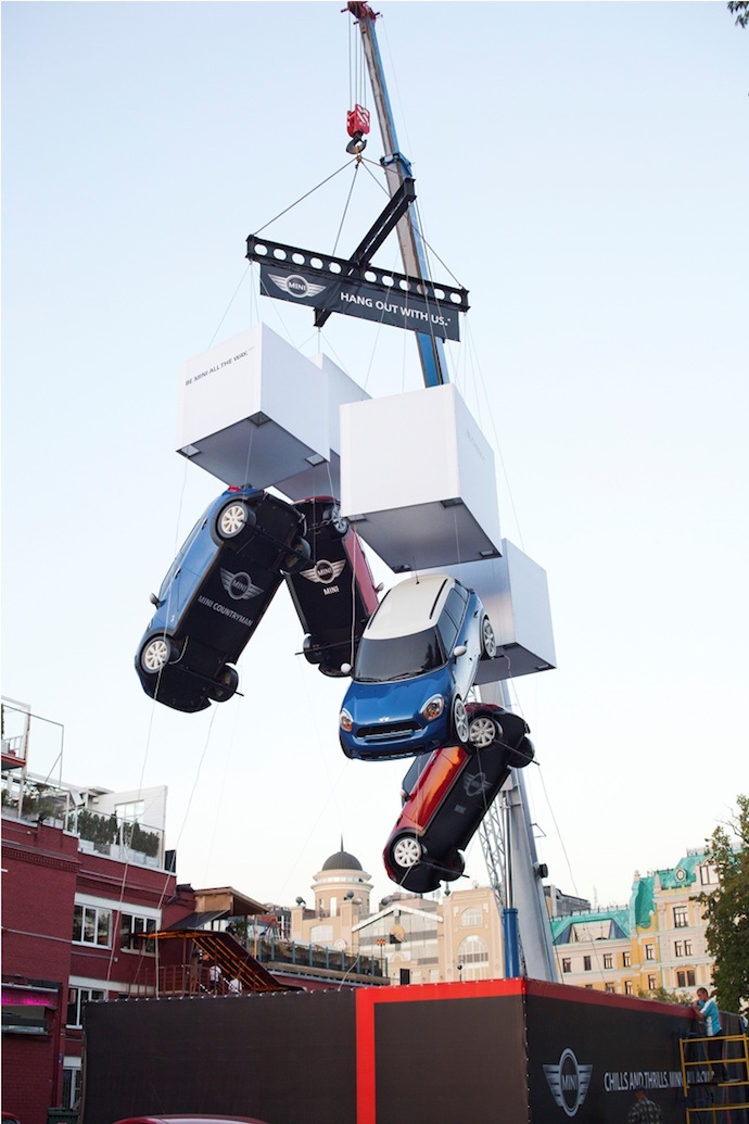 Автомобили MINI парят над Москвой (фото 5)