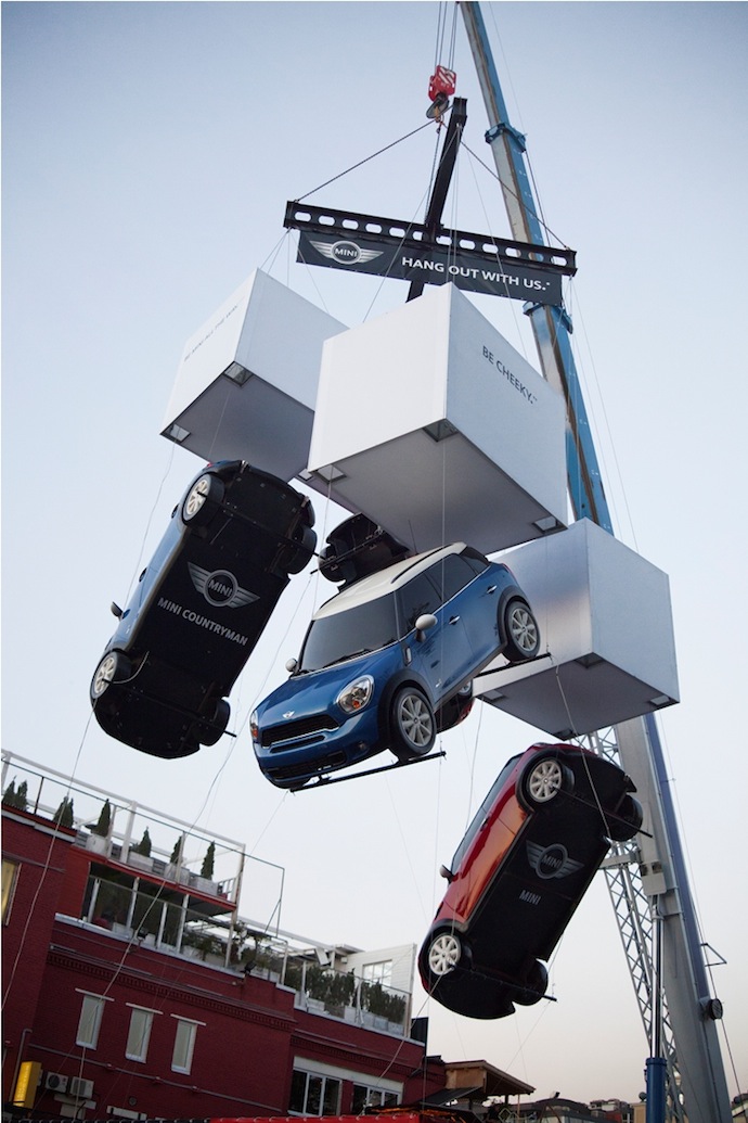 Автомобили MINI парят над Москвой (фото 6)