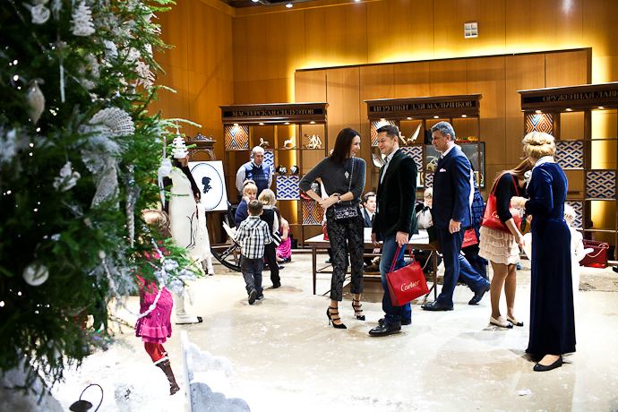 Новогодняя елка в бутике Cartier (фото 23)