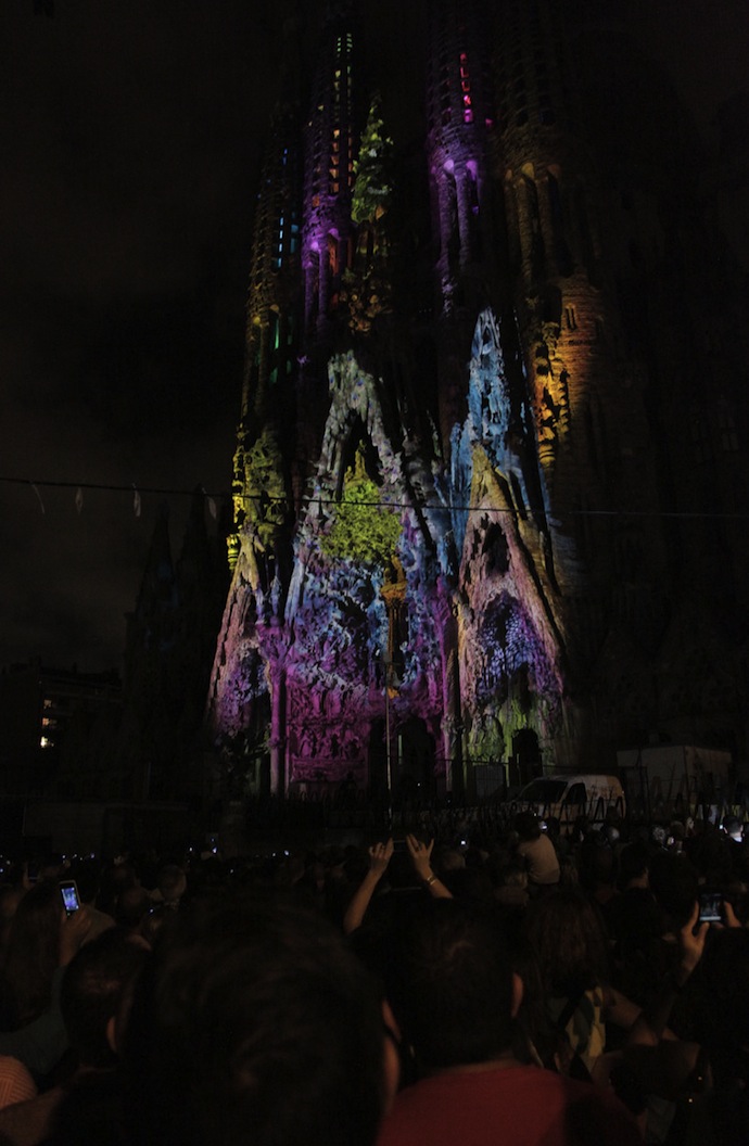 Световое шоу на соборе Саграда Фамилия (фото 1)