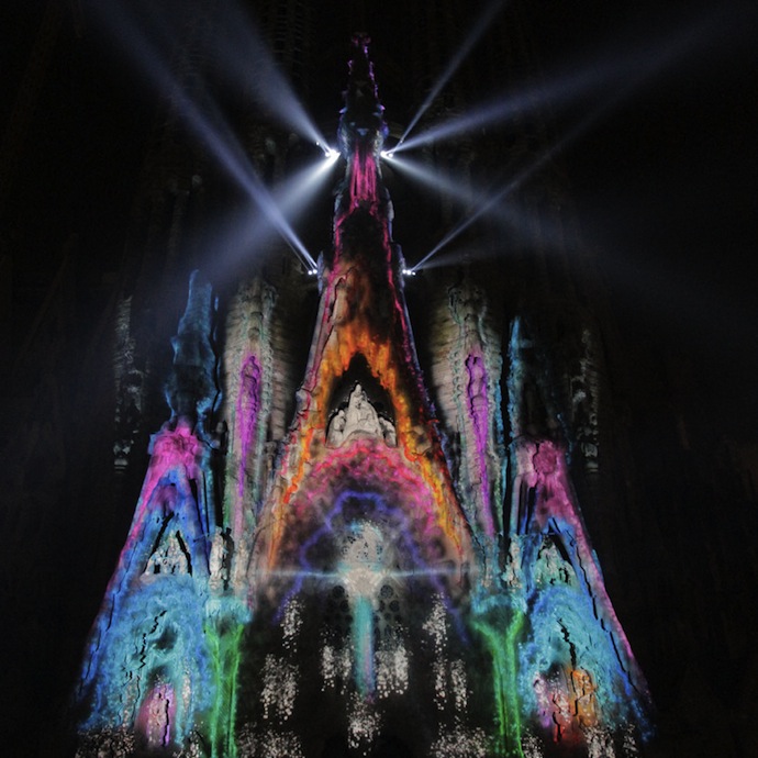 Световое шоу на соборе Саграда Фамилия (фото 2)