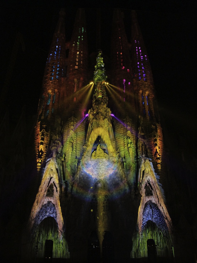 Световое шоу на соборе Саграда Фамилия (фото 5)