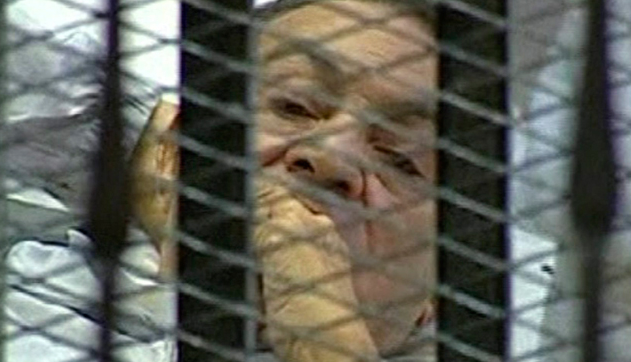 Еле живой Мубарак в зале суда. Видео (фото 2)