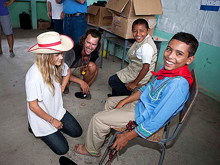 Сестры Олсен дарят обувь детям Гондураса (фото 1)