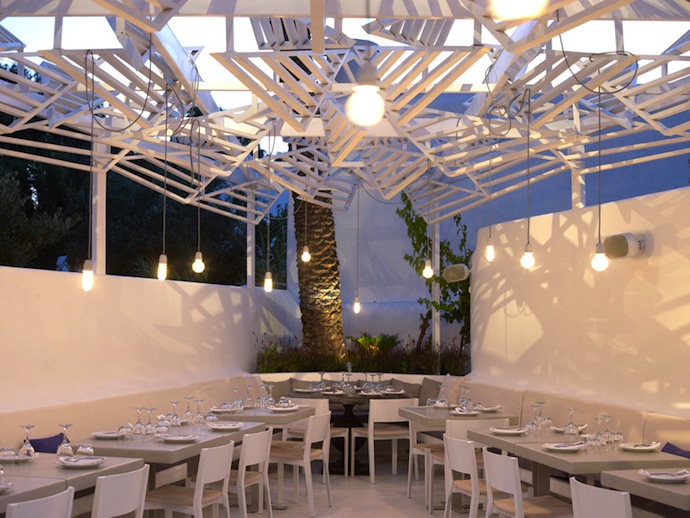Белоснежный ресторан в Греции (фото 4)