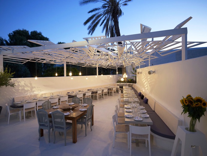 Белоснежный ресторан в Греции (фото 1)