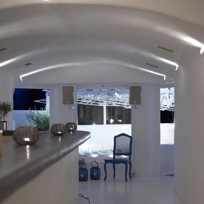 Белоснежный ресторан в Греции (фото 7)