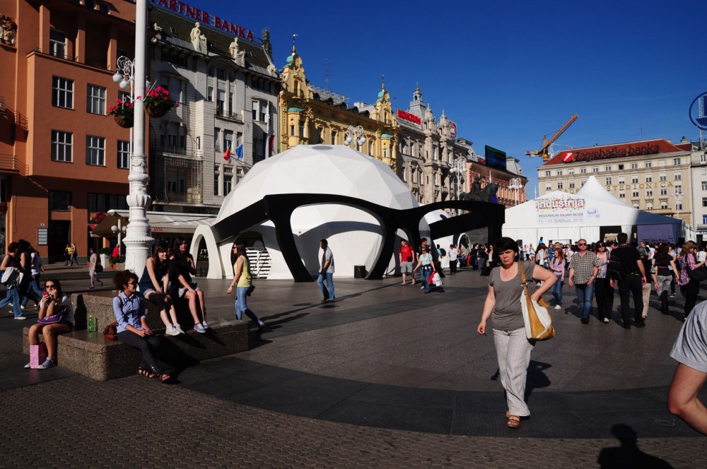 Инсталляция в центре хорватского Загреба (фото 2)