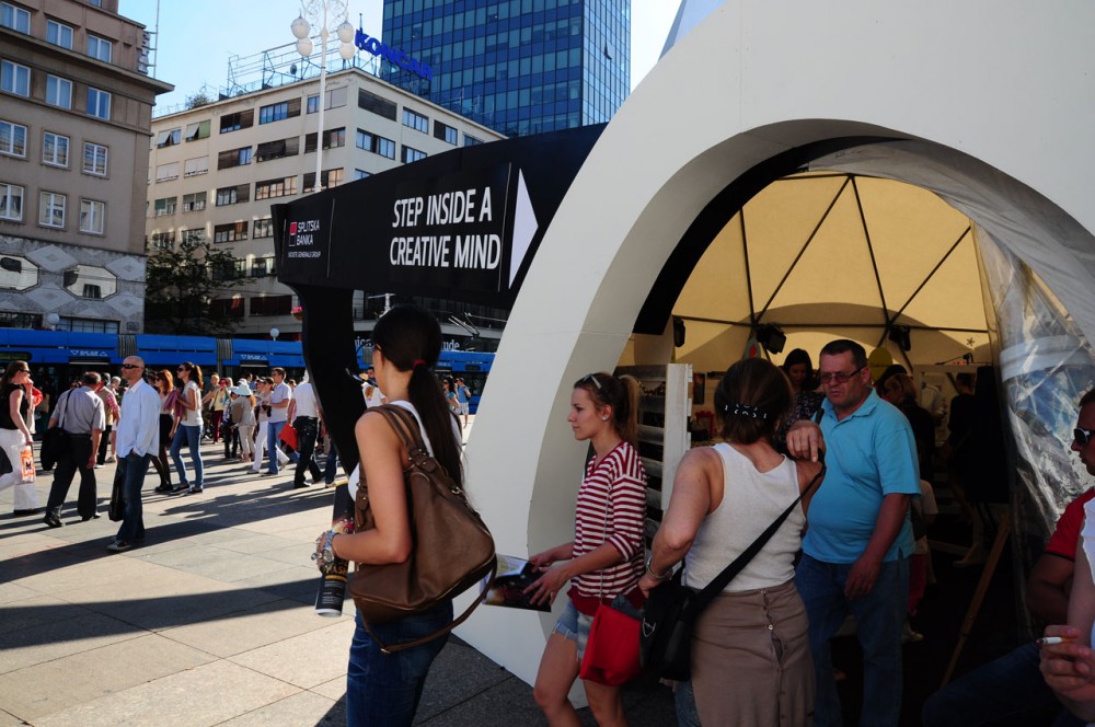Инсталляция в центре хорватского Загреба (фото 3)