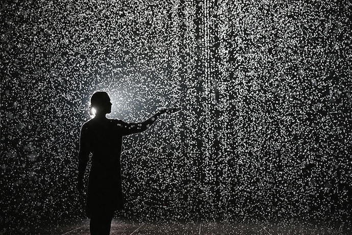 "Сухой" дождь на выставке в Лондоне (фото 1)