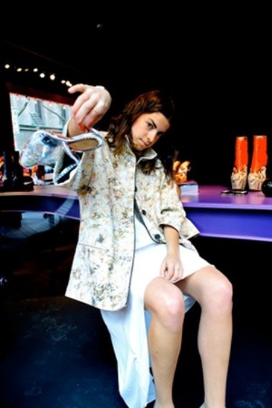 Леандра Медин на витрине Christian Louboutin (фото 1)