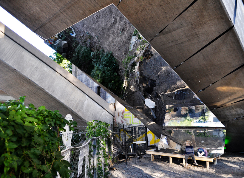 Зеркальная скамейка в Стокгольме (фото 1)