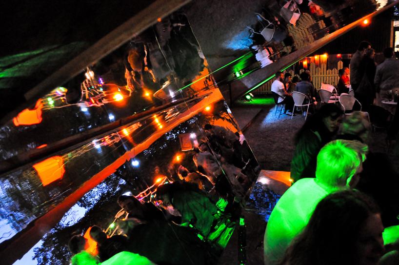 Зеркальная скамейка в Стокгольме (фото 3)