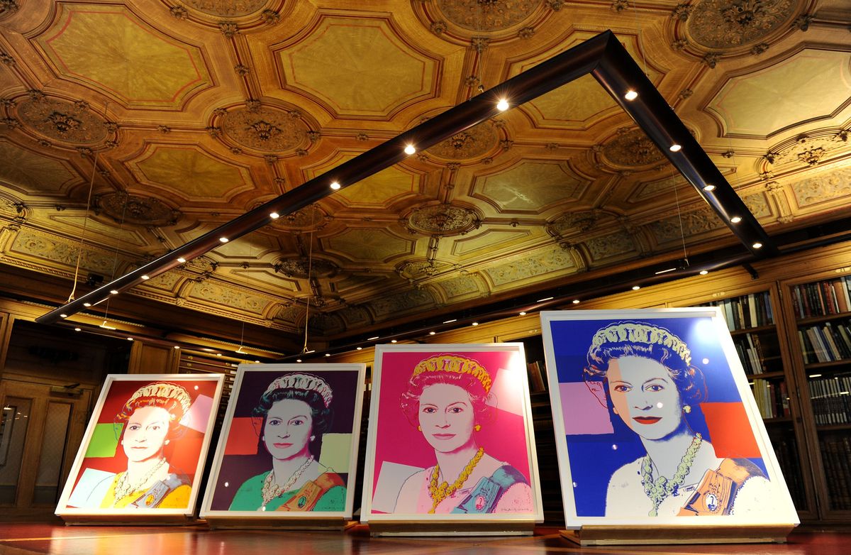 Королева Елизавета купила свои портреты (фото 2)