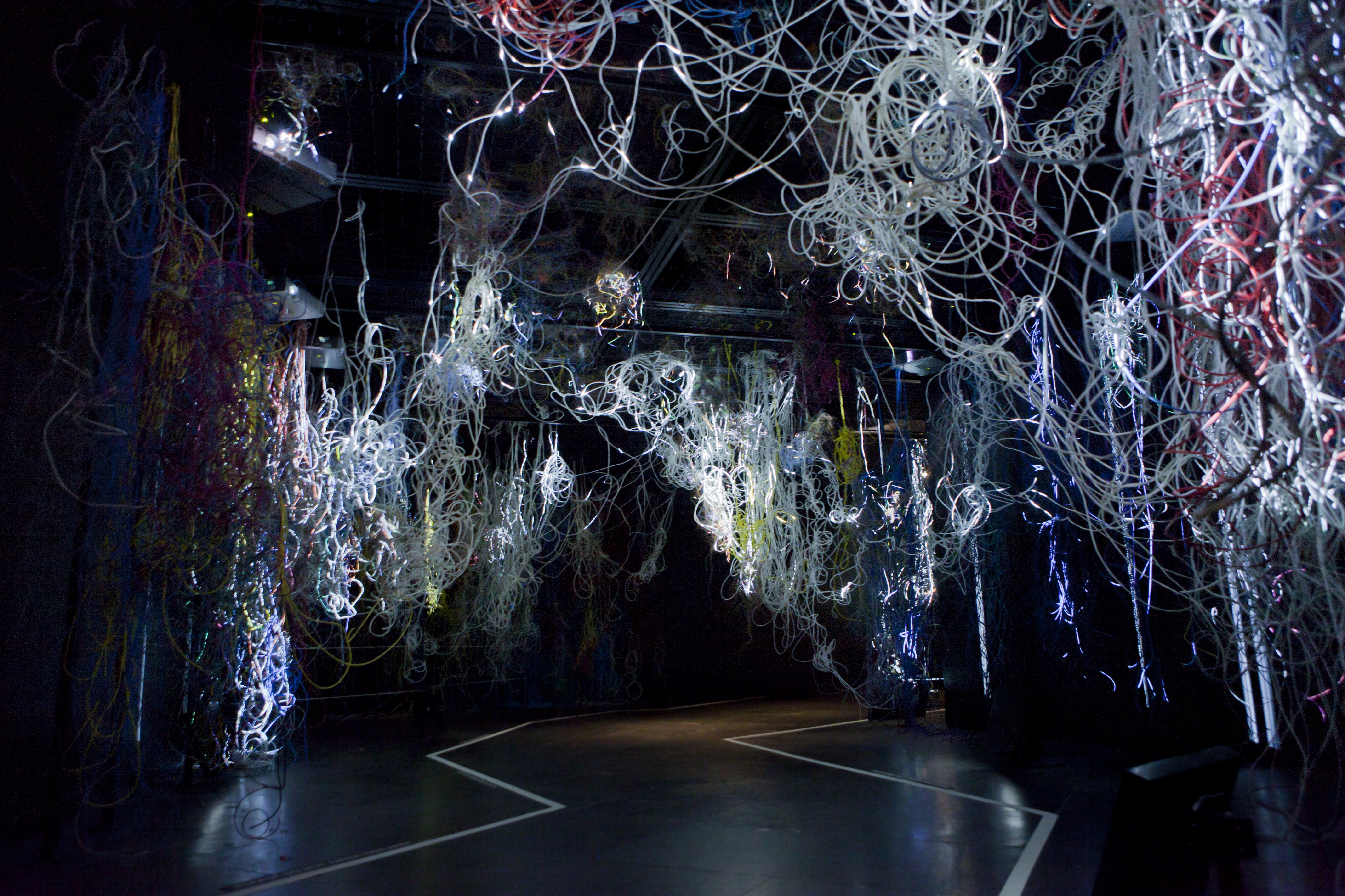 современное искусство инсталляции. московская биеннале. современные биеннале. чихару шиота i. современные биеннале.